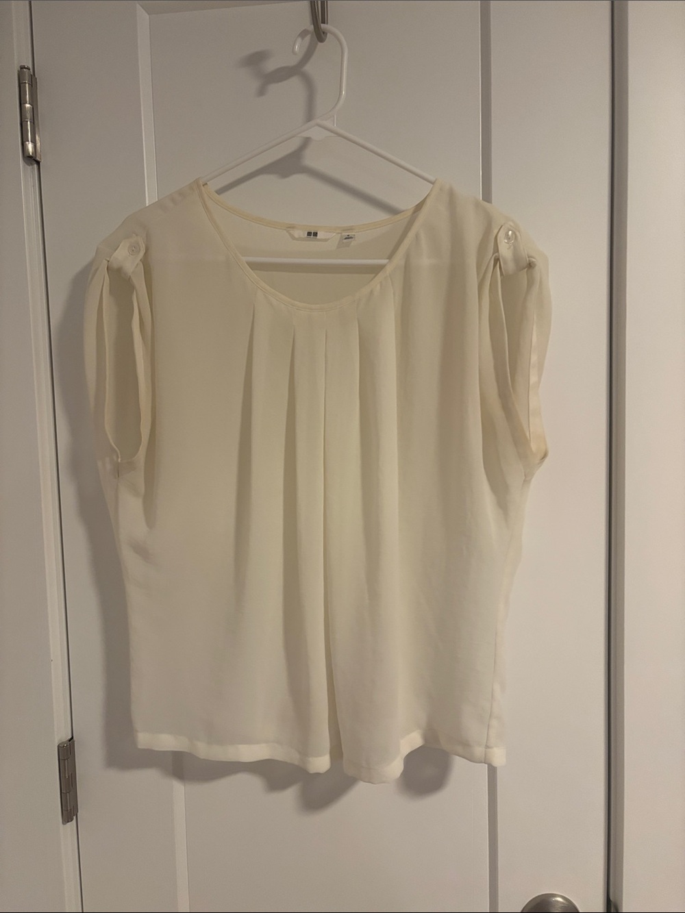 UNIQLO Light Cream Pleated Short-Sleeve Blouse - Women